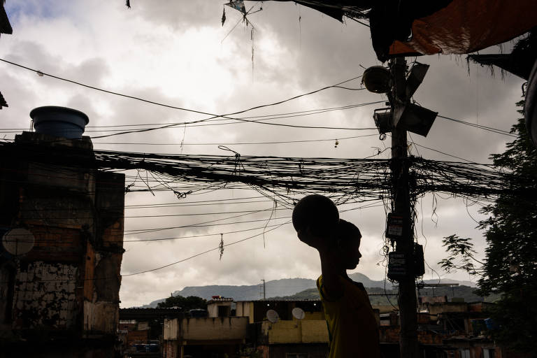 Crianças brincam em local próximo de onde ocorreram mortes na favela do Jacarezinho