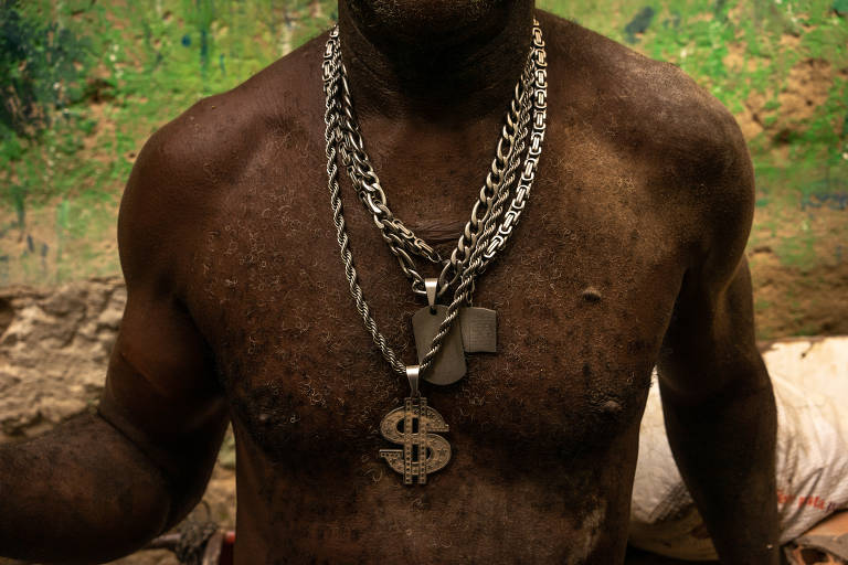 Morador exibe correntes em beco onde um homem foi morto dentro do quarto de uma criança