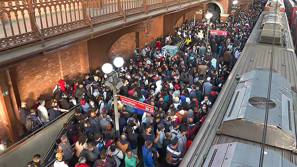 Estação Brás da CPTM, no Centro de SP, tem aglomeração e filas nas  plataformas nesta segunda, São Paulo