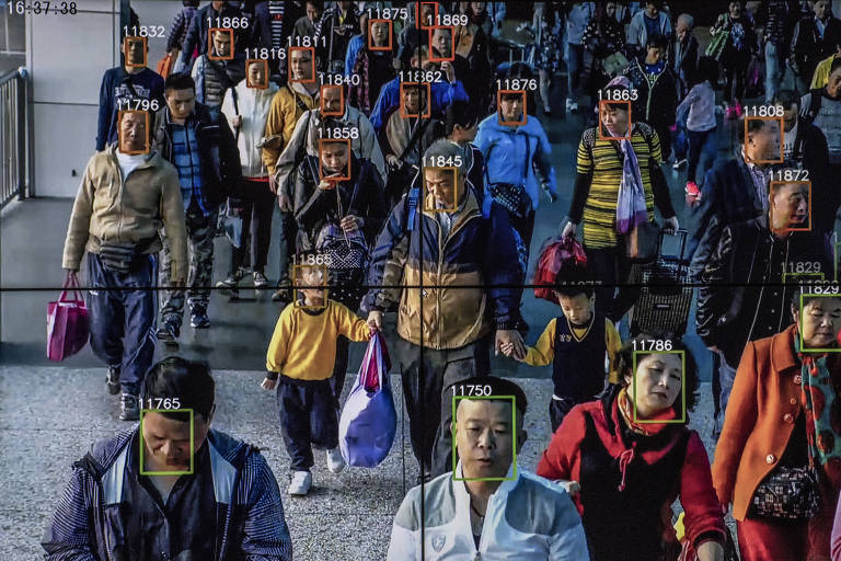 Monitores mostram um sistema de reconhecimento facial sendo usado em Pequim 