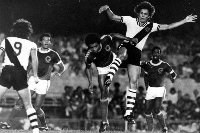 Roberto Dinamite disputa bola pelo Vasco contra o Guarani, no Campeonato Brasileiro de 1978