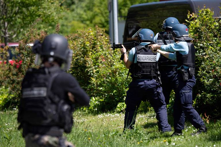 Policiais participam da busca pelo agressor na cidade de Chapelle-sur-Erdre 