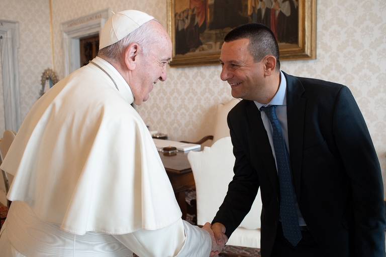 O vaticanista Domenico Agasso, autor de 'Deus e o Mundo Que Virá', encontra o papa Francisco no Vaticano