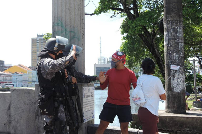 Repressão de ato no Recife desnuda simbiose entre Bolsonaro e as polícias, Opinião