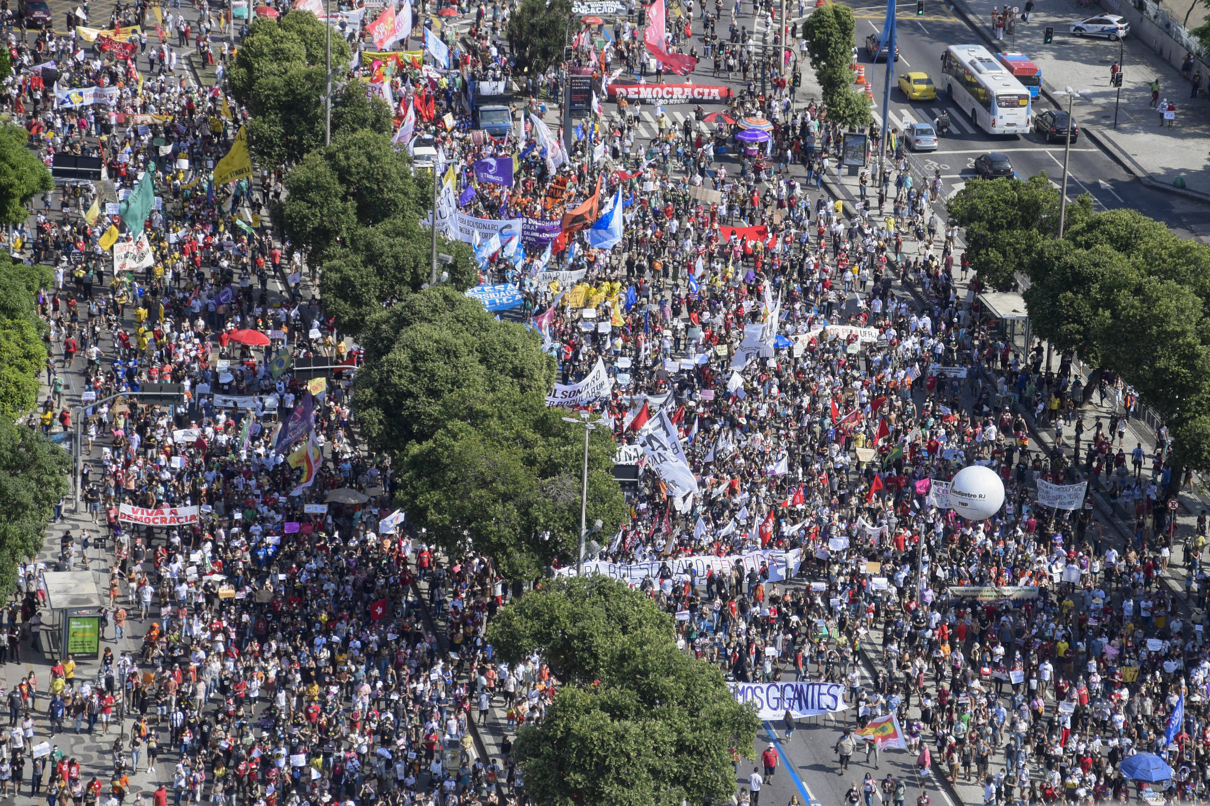 Alguns meios de comunicação erram ao não distinguir o luto do protesto