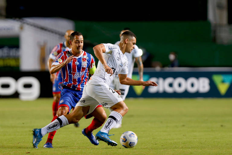 Jogadores disputam bola durante partida entre Bahia e Santos, pelo Brasileiro