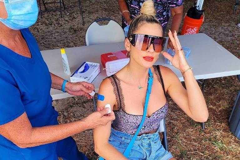 Apresentadora Lívia Andrade é vacinada contra a Covid nos Estados Unidos