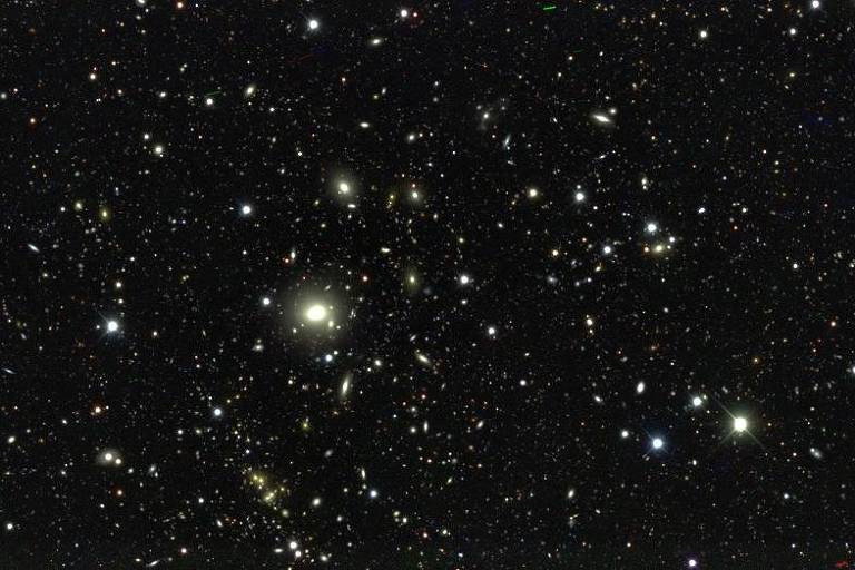 Imagem de um dos campos profundos da Dark Energy Survey, com muitas galáxias em meio à escuridão do céu