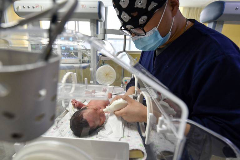 Médico examina recém-nascido em maternidade da China