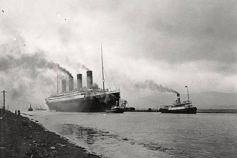 O transatlântico Titanic em teste antes de sua primeira e última viagem, em abril de 1912