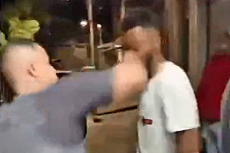 Policial dá soco na boca de homem negro durante abordagem em Caieiras Crédito: Redes Sociais