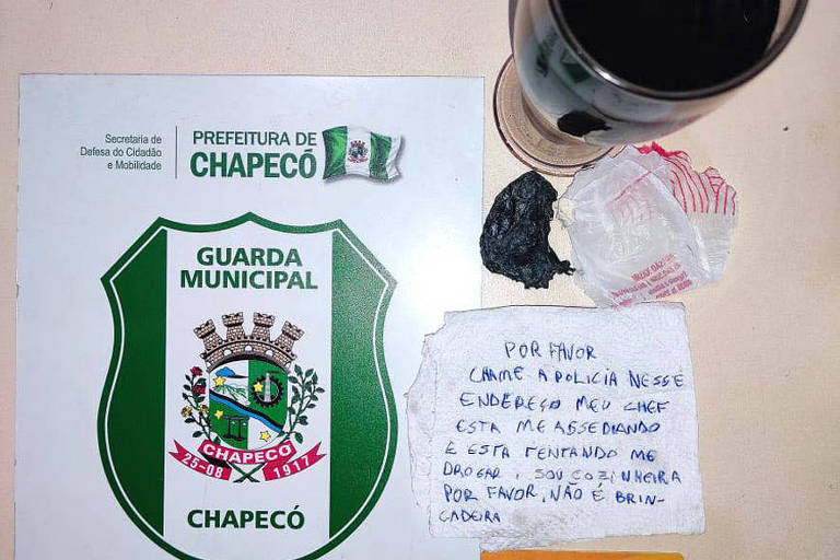 Jovem escreve pedido de socorro em guardanapo e envia bilhete junto com lanche após ser assediada pelo chefe em Chapecó, Santa Catarina, na noite de sexta-feira (28)
