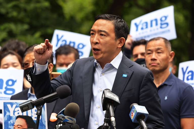 O candidato democrata à prefeitura de Nova York Andrew Yang discursa durante evento de campanha no City Hall Park; favorito até março, ele tem perdido fôlego nos últimos dias após série de gafes