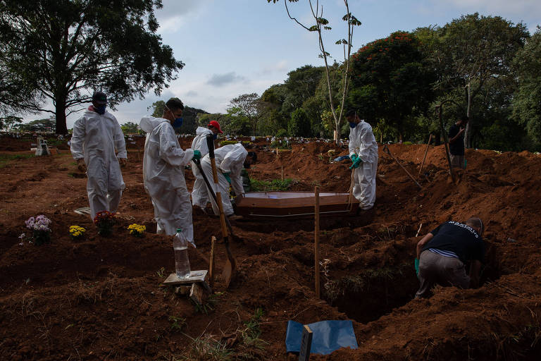 Vítima de Covid-19 é enterrada no Cemitério Vila Formosa, na zona leste da cidade