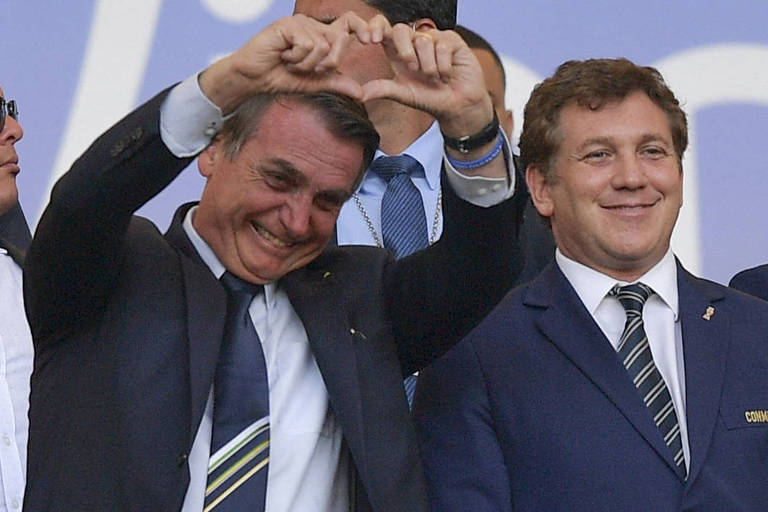 Jair Bolsonaro ao lado do presidente da Conmebol, Alejandro Dominguez, durante a final da Copa América de 2019, disputada no Brasil
