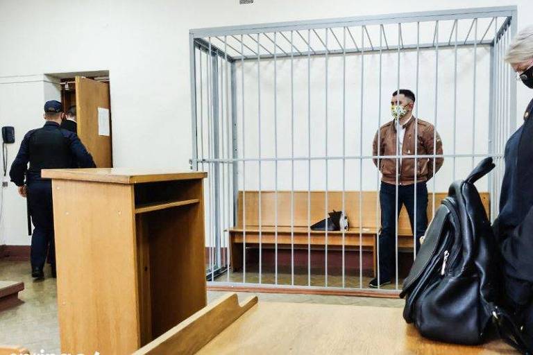 Em protesto, preso político corta a garganta durante julgamento na Belarus