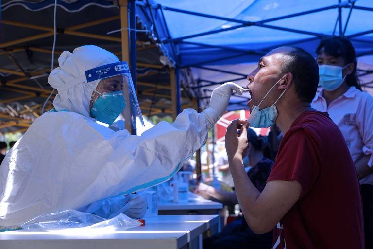 Profissionais da saúde colhem amostras para testes de coronavírus em Guangzhou, na China 