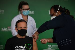 O governador João Doria é vacinado pela enfermeira Monica Calazans, em SP