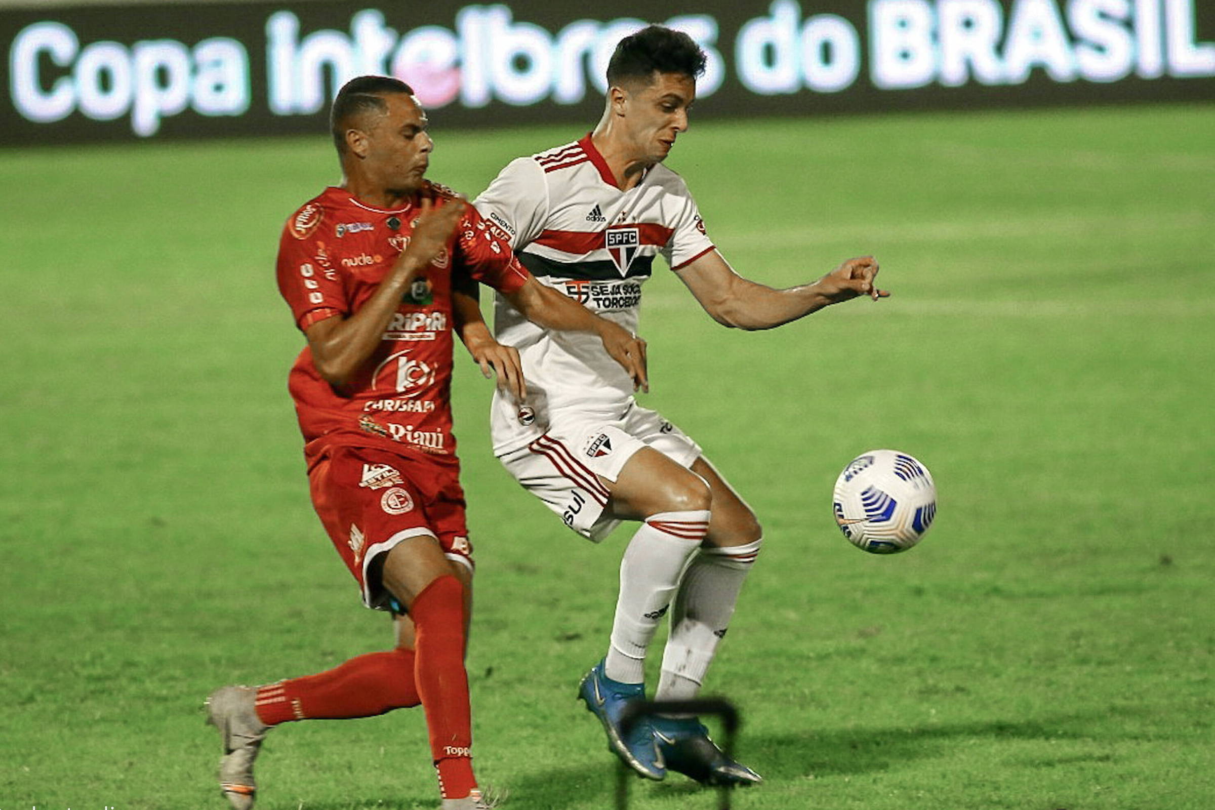 Jogadores avaliam nova bola da Série D do Brasileirão: bem leve