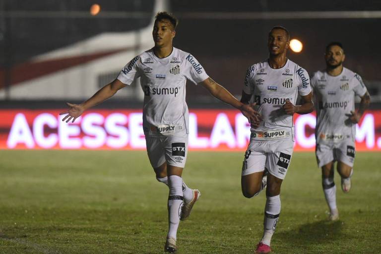 Kaio Jorge comemora o primeiro gol do Santos contra o Cianorte