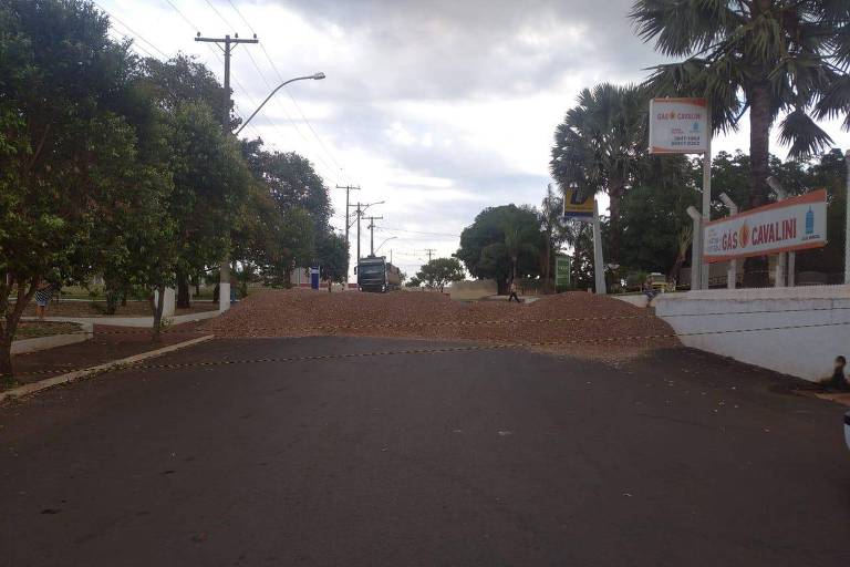 Imagem mostra barreira feita com terra para impedir a entrada de pessoas de outras cidades em Nuporanga, no interior paulista