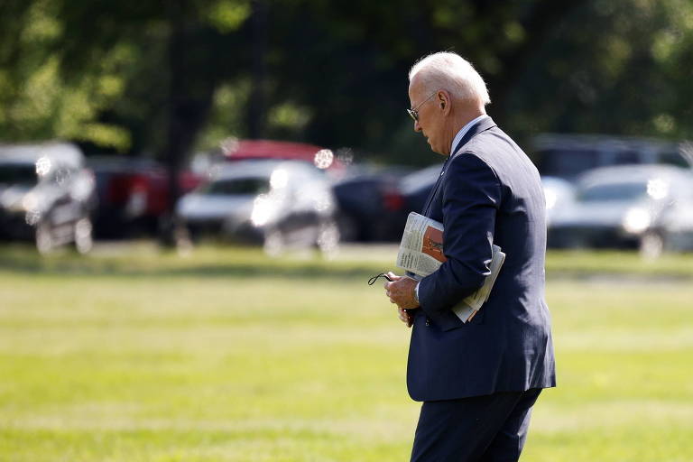 O presidente dos EUA, Joe Biden, caminha para embarcar em voo para Delaware