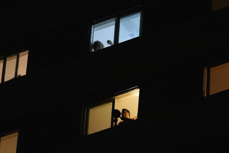 Na escuridão, moradores de edifício batem panela nas janelas