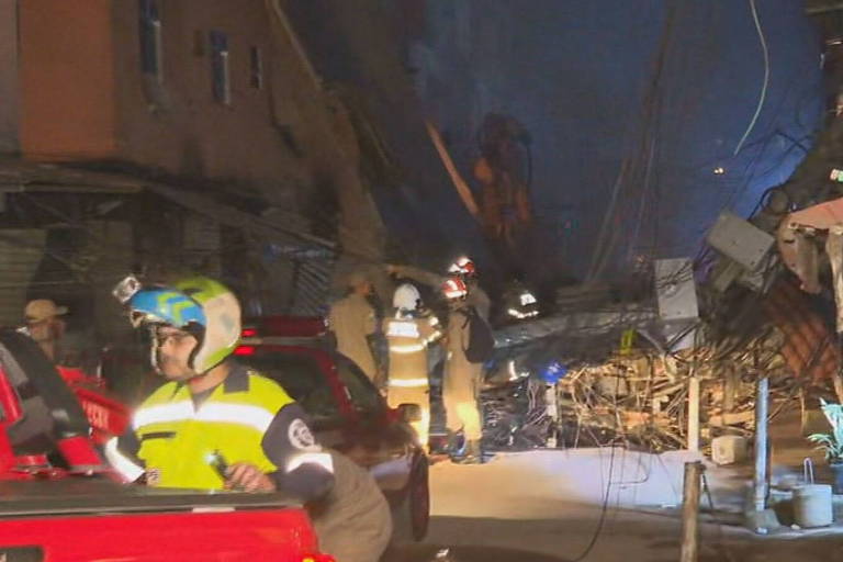Bombeiros atuam no entorno do prédio que desabou na região oeste do RJ