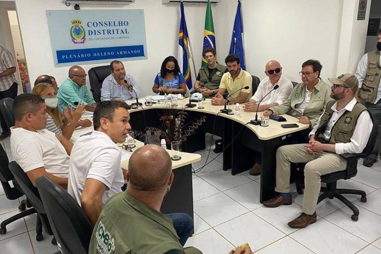 Reunião em Fernando de Noronha com integrantes do governo e deputados