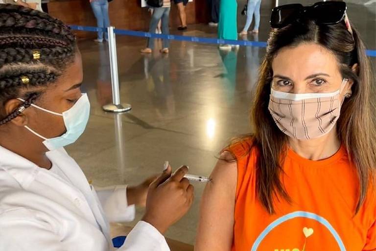 Fátima Bernardes toma vacina contra Covid-19