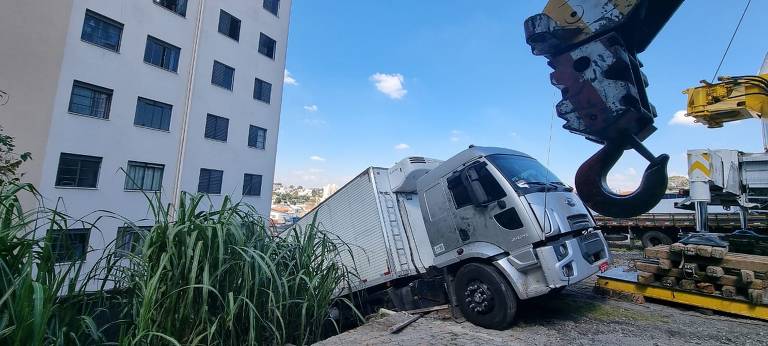 Caminhão roubado fica pendurado em muro e ameaça condomínio de SP