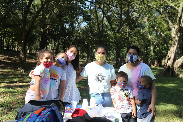 Jenifer Nascimento Lima (máscara rosa) foi ao parque com suas duas irmãs, Lena, 39, e Érica, 37, e trouxe seus dois filhos Bernardo, 2, e Gabriel, 5, e sobrinhos Gael, 2, e Ingrid, 4