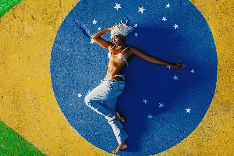 De Anitta a Daniela Mercury, artistas anti-Bolsonaro vestem a bandeira do Brasil