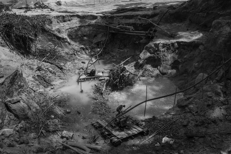 Mineração ilegal de columbita na Floresta Nacional do Jamari, em Rondônia