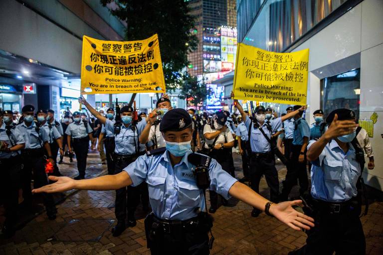 Policiais dispersam moradores de Hong Kong após fecharem o parque onde ocorre tradicionalmente a vigília em homenagem aos mortos no massacre da Paz Celestial, em Pequim 