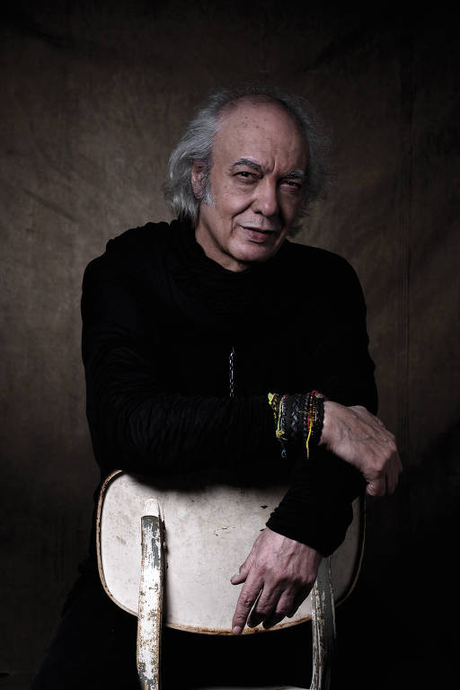 O cantor e compositor Erasmo Carlos chegou aos 40 anos com dois álbuns de sucesso, "Erasmo Convida" (1980), que iniciou a tendência de discos de duetos na MPB, e "Mulher" (1981), com a faixa-título como hit nacional