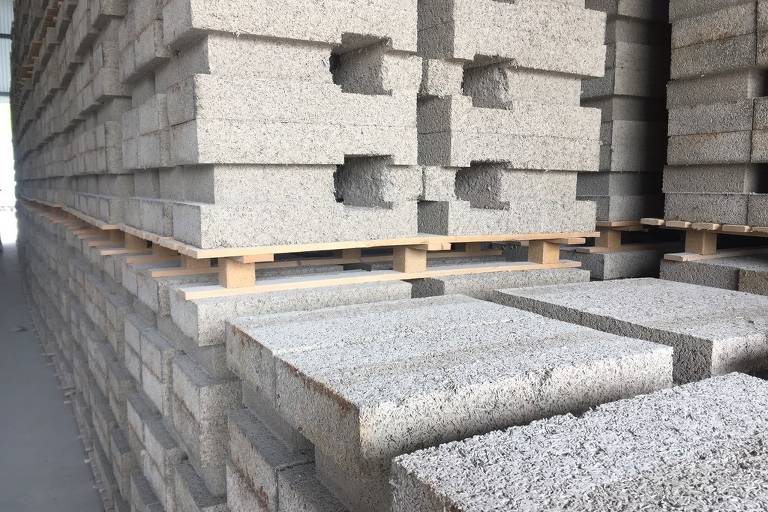 Tijolos feitos de cânhamo, da marca australiana HempBlock; cânhamo é uma fonte para extração de CBD , componente empregado em tratamentos médicos, e de fibras aproveitadas por diferentes indústrias 