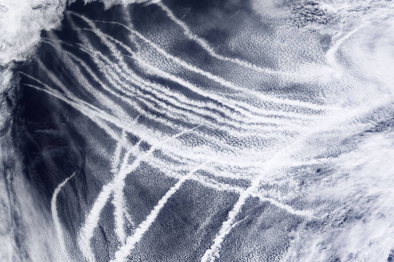 Foto de satélite fornecida pela NASA mostra os céus do nordeste do Oceano Pacífico com nuvens que se formam em torno de partículas de escapamentos de navios 