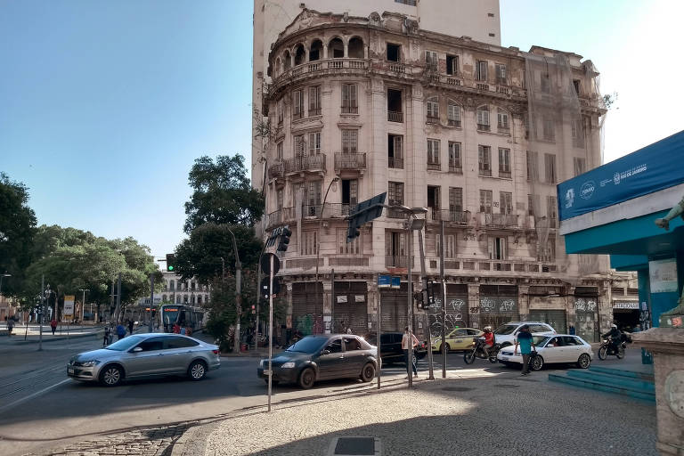 Fachada do antigo Hotel Paris, na praça Tiradentes, no Centro do Rio: estilo neoclássico quase irreconhecível
