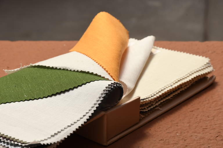 Catálogo da tecelagem brasileira Queen Co. com amostras feitas à partir do fio de cânhamo importado 