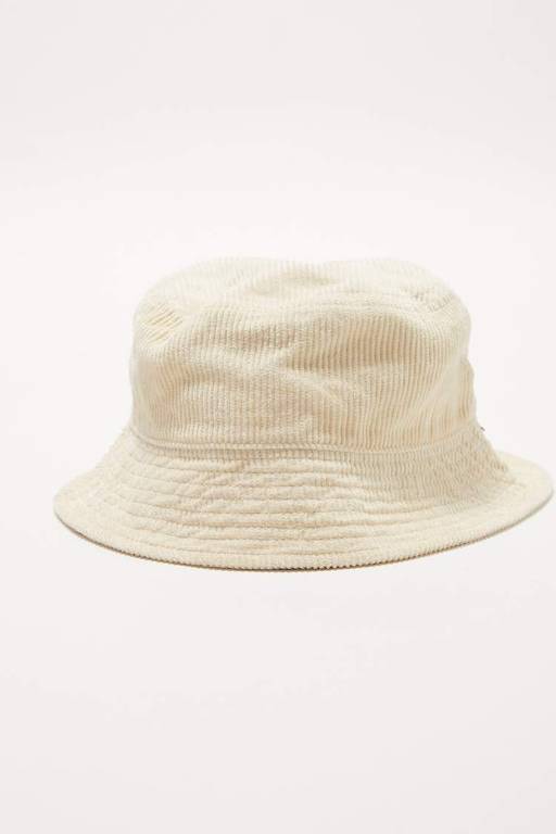 Chapéu da marca australiana Afends, com tecido que mistura cânhamo e algodão; cânhamo é como são chamadas as plantas com baixo teor de substâncias psicoativas, sem efeitos euforizantes 