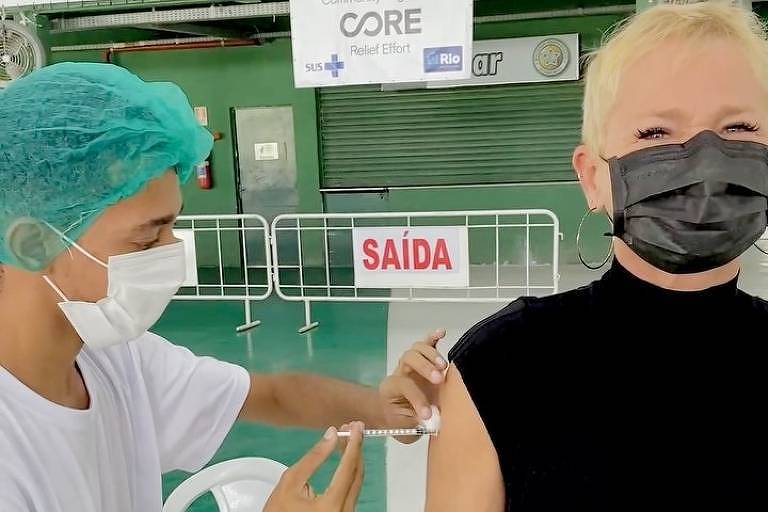 Xuxa Meneghel é imunizada contra a Covid e cobra: 'vacina para todos'