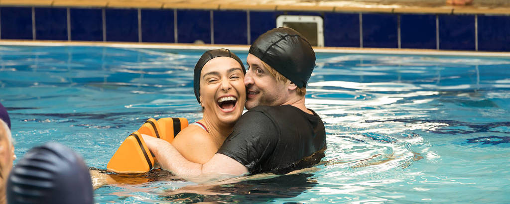 Mônica Martelli e Paulo Gustavo na piscina