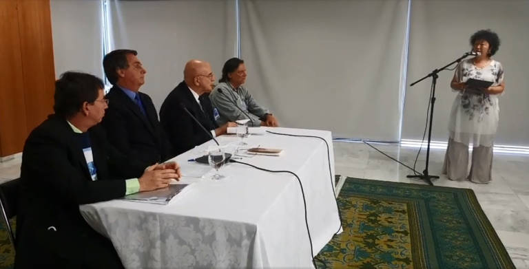 Médica Nise Yamagushi no microfone, observada pelo presidente Jair Bolsonaro, ao lado do ex-ministro Osmar Terra e do virologista Paolo Zanotto durante reunião para debater ações contra a pandemia. CPI avalia se essa reunião é um indício de um "gabinete paralelo".