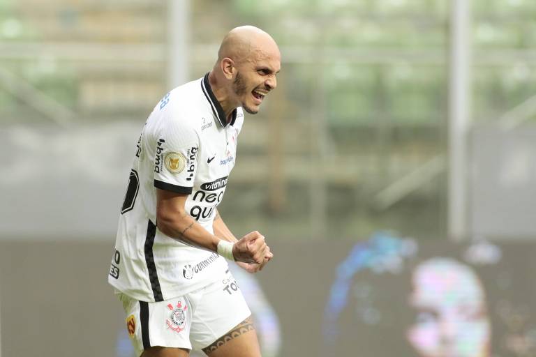 Fábio Santos comemora o gol que deu a vitória ao Corinthians sobre o América-MG