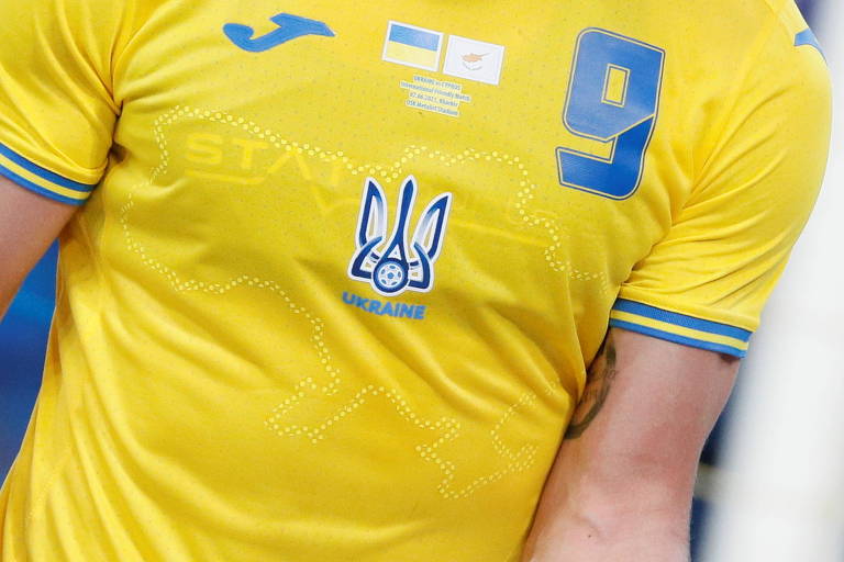 Jogador da Ucrânia com a camiseta incluindo no mapa desenhado a Crimeia (canto inferior direito), anexada pela Rússia em 2014