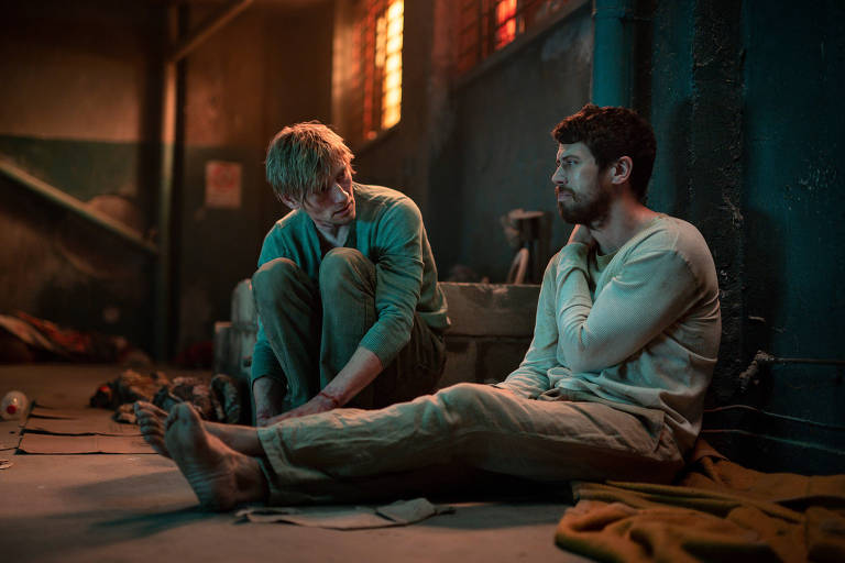 Rye (Esben Smed, à esq.) conversa no cativeiro com James Foley (Toby Kebbel) em 'O Sequestro de Daniel Rye'