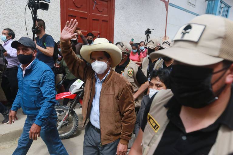Após votar no segundo turno, Pedro Castillo acena para apoiadores no distrito de Tacabamba, no Peru; durante a campanha, o professor de ensino médio defendeu o aumento de salários no setor da educação, teve um discurso anticorrupção e propôs dissolver a Constituição de 1993 e o Tribunal Constitucional