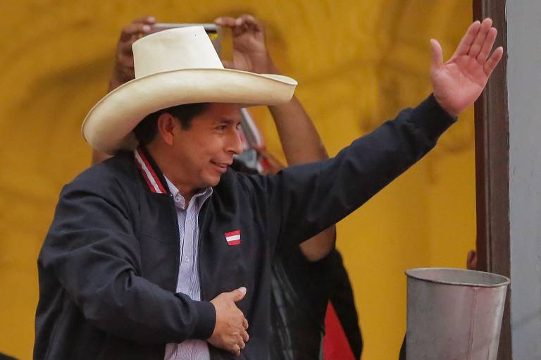 Um dia após o segundo turno, Pedro Castillo, acena para apoiadores na sede de seu partido em Lima, no Peru