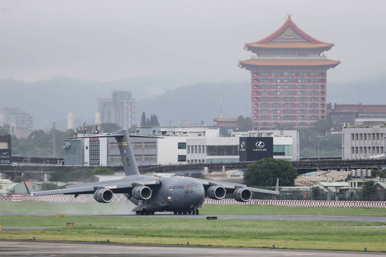 China reage a avião militar americano em Taiwan com exercício de invasão